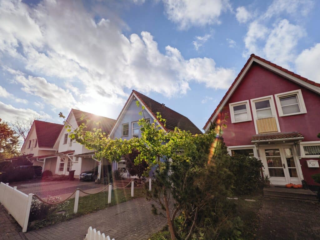 Line of 4 similar looking houses in the daylight